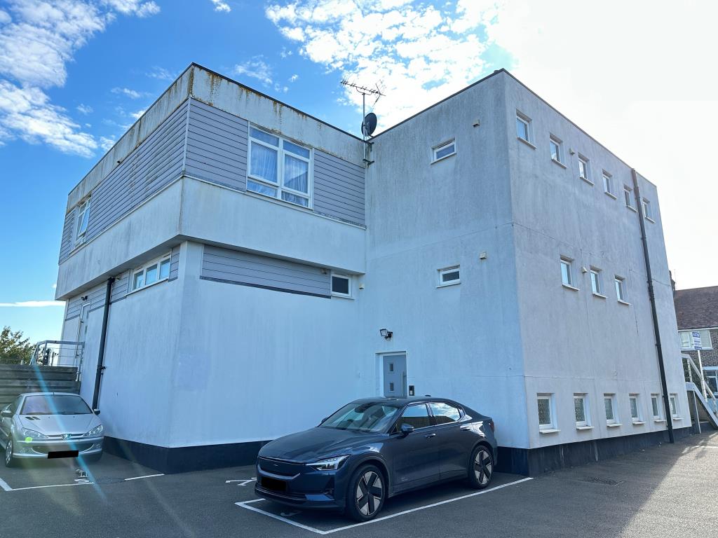 Lot: 38 - STUDIO FLAT IN SEAFRONT LOCATION - External parking Space for Flat 3